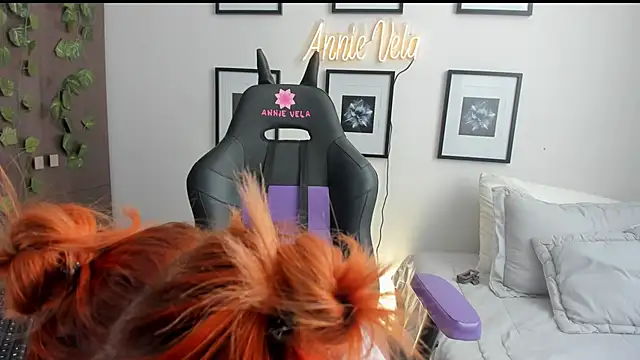 Annie Velas  online show from February 4, 2026, 9:20 pm