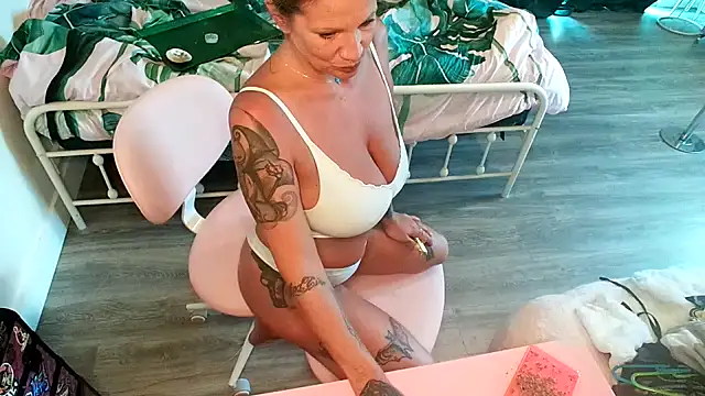 Snapshot of the_naked_siren chatting on June 14, 2026, 6:43 pm the naked siren online show from June 14, 2026, 6:43 pm