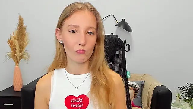 LolaWilsons online show from February 3, 2025, 12:36 pm