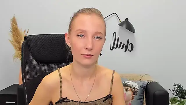 LolaWilsons online show from March 21, 2025, 12:28 pm