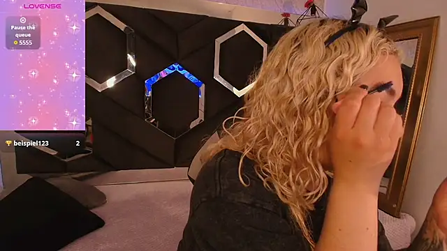 Haelycute online show from November 2, 2025, 9:28 pm