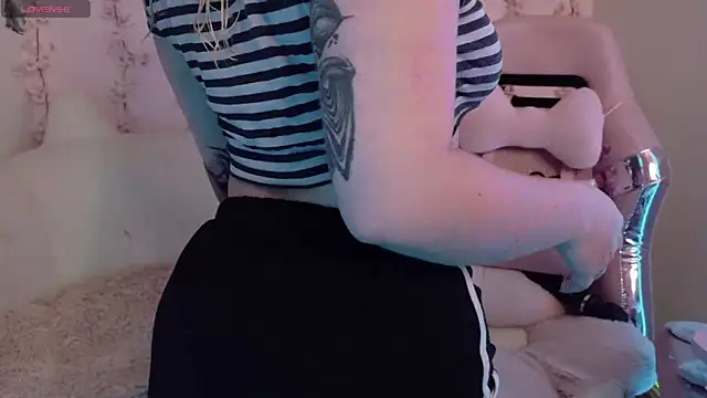 Haelycute online show from April 11, 2026, 12:37 am