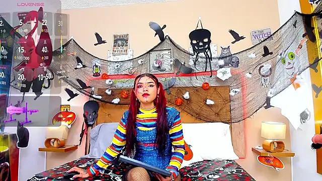 CristalLoren online show from October 31, 2025, 5:58 pm