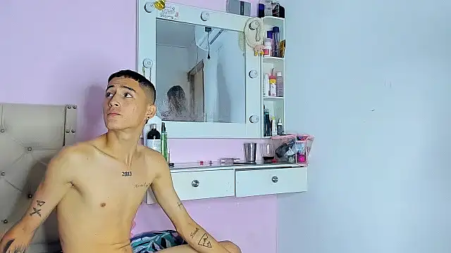 Snapshot of Sophie_and_andress chatting on January 8, 2025, 4:34 am Sophie and andress online show from January 8, 2025, 4:34 am