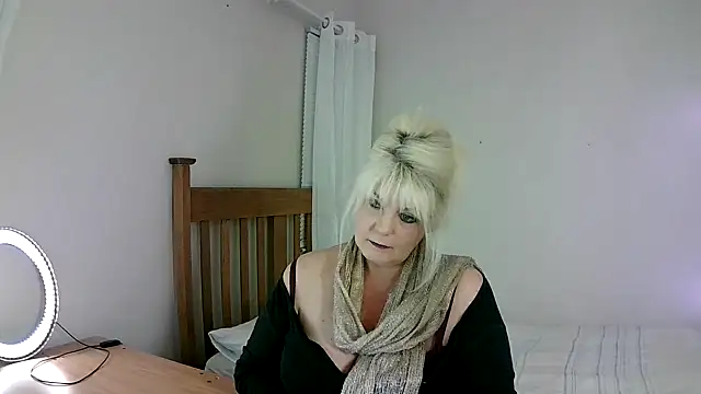 Snapshot of Miahotmilf chatting on March 22, 2025, 6:36 pm Miahotmilf online show from March 22, 2025, 6:36 pm