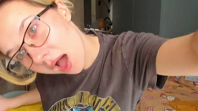 Lilith lutherlow online show from April 15, 2026, 2:13 pm