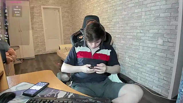 iliaskrislove online show from March 18, 2025, 9:43 pm