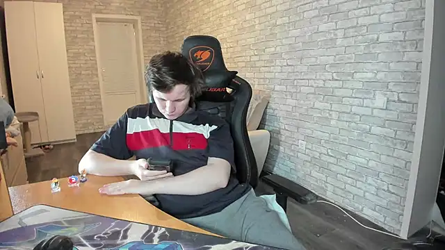 iliaskrislove online show from March 21, 2025, 9:45 pm