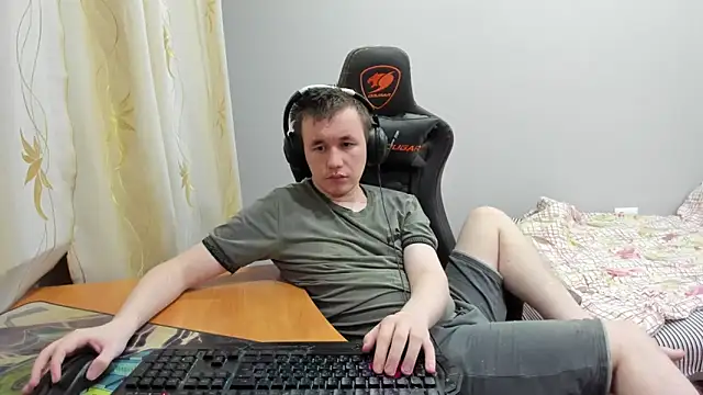 iliaskrislove online show from November 18, 2025, 2:43 pm