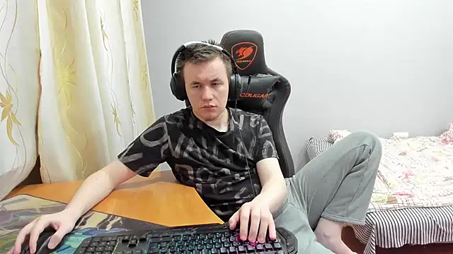 iliaskrislove online show from November 20, 2025, 1:11 pm