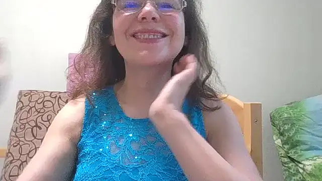 Snapshot of HollyJewel chatting on June 19, 2026, 4:22 pm HollyJewel online show from June 19, 2026, 4:22 pm