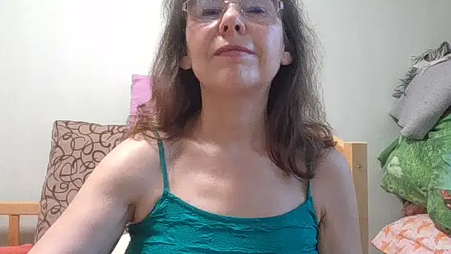 Snapshot of HollyJewel chatting on July 15, 2026, 4:23 pm HollyJewel online show from July 15, 2026, 4:23 pm