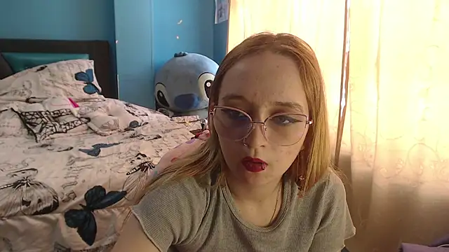 Liaroberts1 online show from February 18, 2025, 2:49 pm