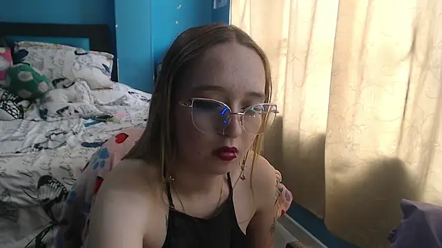 Liaroberts1 online show from February 19, 2025, 6:10 pm