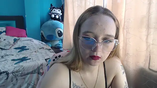 Liaroberts1 online show from March 11, 2025, 11:55 am