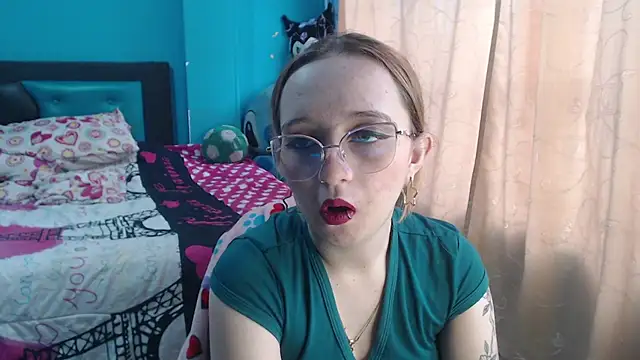 Liaroberts1 online show from March 18, 2025, 11:52 am