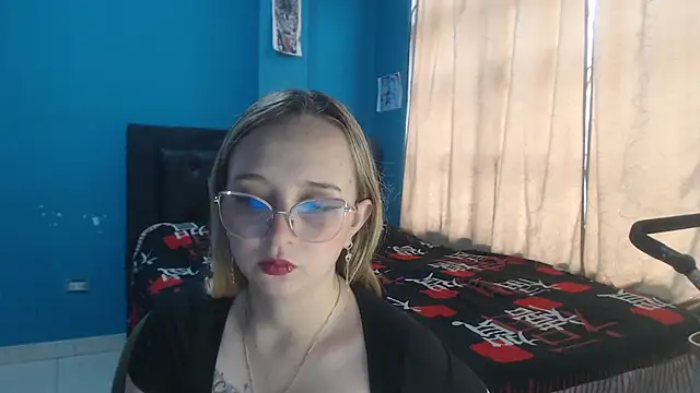 Liaroberts1 online show from November 24, 2025, 12:16 pm