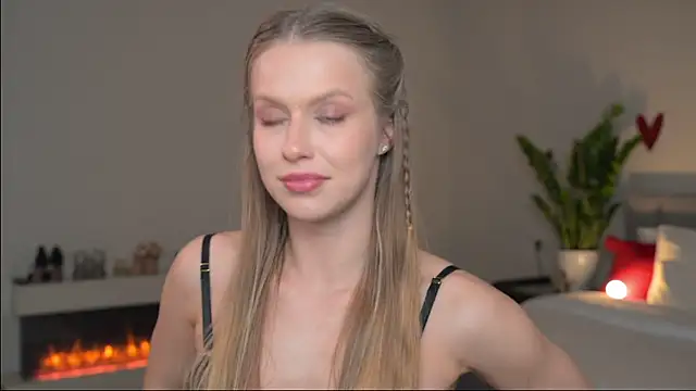 ella twinkl online show from April 17, 2026, 6:55 pm