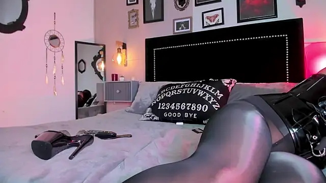 ninaevanss  online show from February 4, 2026, 9:31 pm