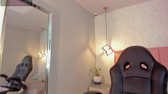 SUNNYCYRUS online show from October 30, 2025, 12:28 pm