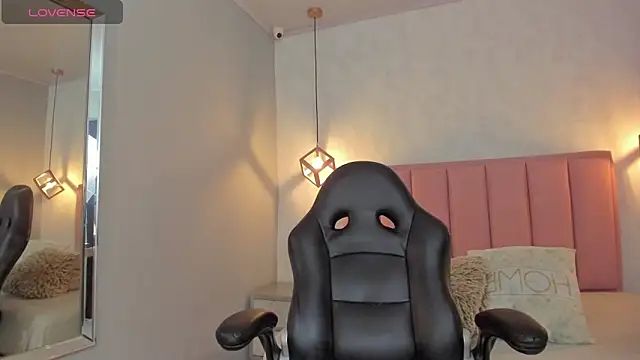 SUNNYCYRUS online show from February 10, 2026, 12:42 pm