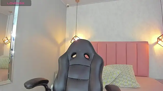 SUNNYCYRUS online show from March 10, 2026, 12:43 pm