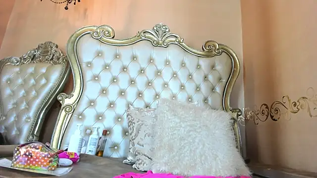 Celeste Baker  online show from December 17, 2025, 1:17 pm