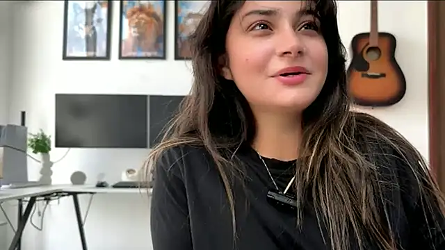 Snapshot of demieliss chatting on May 17, 2026, 8:45 am demieliss online show from May 17, 2026, 8:45 am