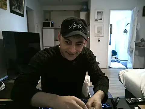 Snapshot of mihaimichael chatting on April 6, 2026, 1:45 pm mihaimichael online show from April 6, 2026, 1:45 pm