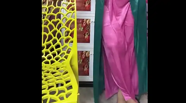 Snapshot of Moody_Girl2 chatting on December 27, 2024, 8:13 am Moody Girl2 online show from December 27, 2024, 8:13 am