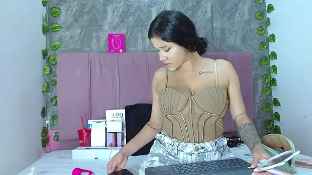 anitacorreahotcm101 online show from April 4, 2026, 7:44 pm