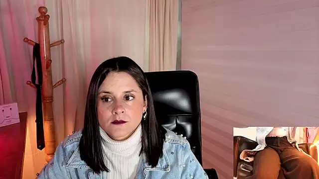 Snapshot of Alice_milf_ chatting on October 22, 2025, 11:10 am Alice milf online show from October 22, 2025, 11:10 am