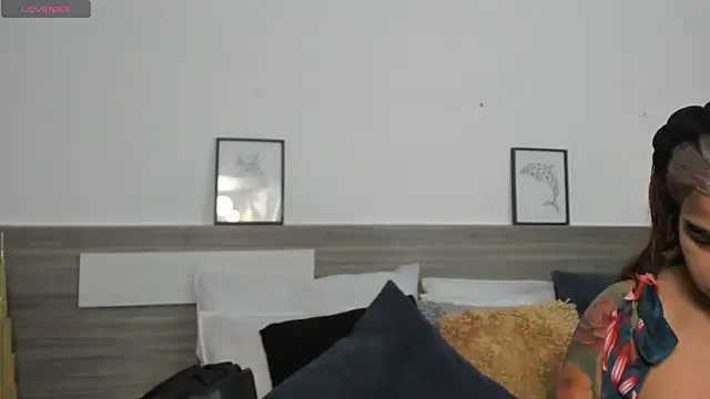 SaraaJhonsonn online show from April 26, 2026, 2:04 pm