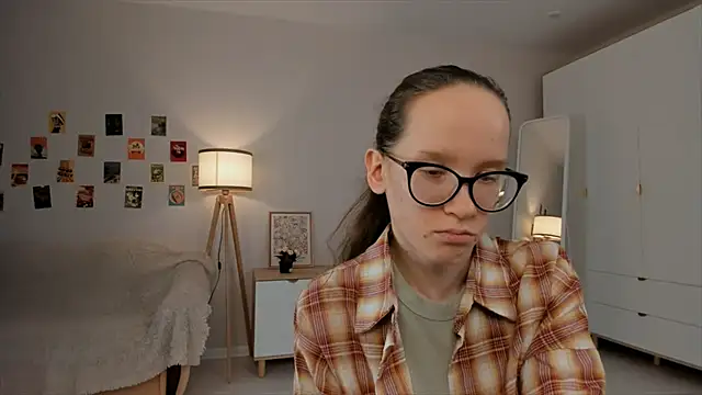 Snapshot of BettyBrowni chatting on March 17, 2025, 10:17 pm BettyBrowni online show from March 17, 2025, 10:17 pm