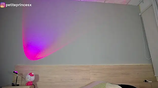 petitevictoria online show from January 18, 2025, 4:48 am