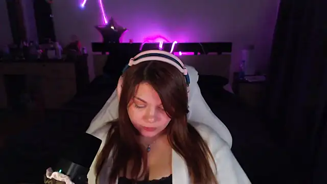 helengilmor online show from December 4, 2025, 6:27 pm