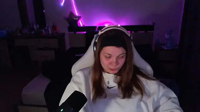 helengilmor online show from December 13, 2025, 8:14 pm