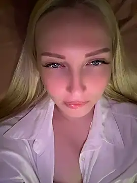 Snapshot of Aleksandrakis chatting on May 18, 2026, 7:52 pm Aleksandrakis online show from May 18, 2026, 7:52 pm