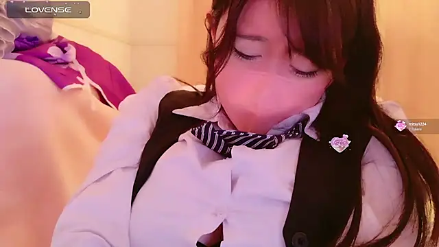 Snapshot of maii- chatting on March 5, 2025, 6:34 pm maii- online show from March 5, 2025, 6:34 pm