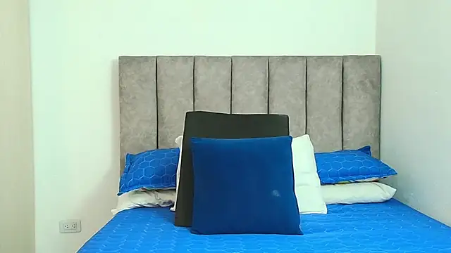 karina lewis  online show from October 8, 2025, 3:48 am