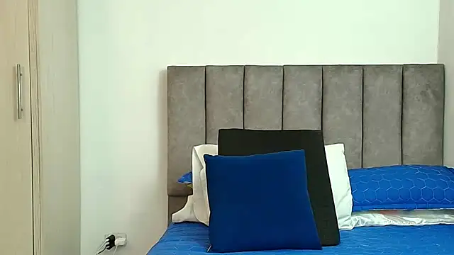 karina lewis  online show from November 25, 2025, 4:12 am