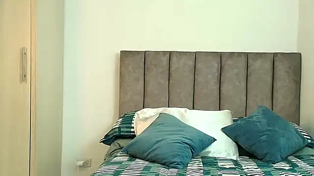 karina lewis  online show from March 4, 2026, 4:18 am