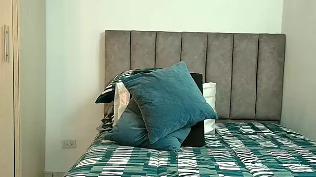 karina lewis  online show from March 6, 2026, 3:47 am