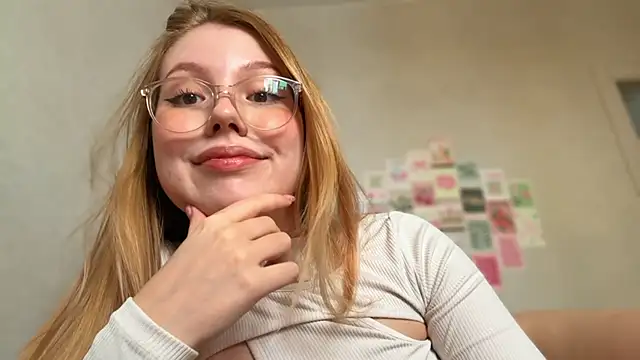 HoneyAudrey online show from April 21, 2026, 2:26 am