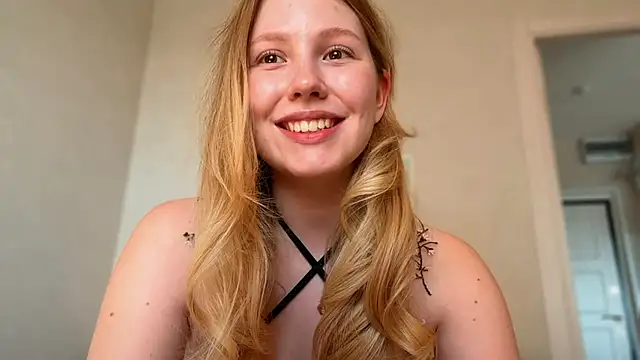 Snapshot of HoneyAudrey chatting on June 17, 2026, 2:03 am HoneyAudrey online show from June 17, 2026, 2:03 am