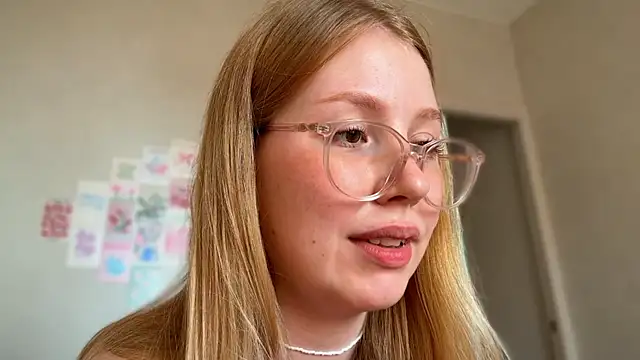 Snapshot of HoneyAudrey chatting on June 26, 2026, 2:27 am HoneyAudrey online show from June 26, 2026, 2:27 am