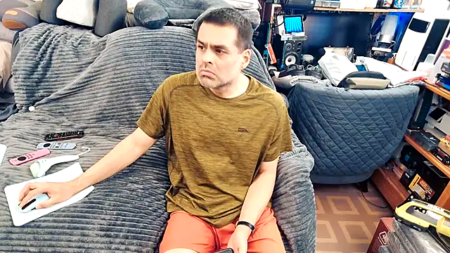 Snapshot of ClampMaster chatting on October 4, 2025, 10:08 pm ClampMaster online show from October 4, 2025, 10:08 pm