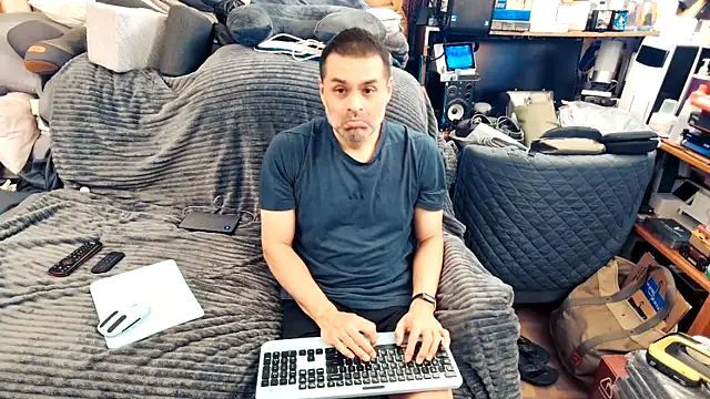 Snapshot of ClampMaster chatting on October 18, 2025, 11:49 pm ClampMaster online show from October 18, 2025, 11:49 pm