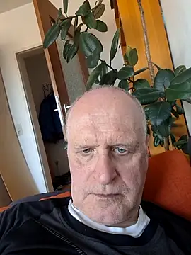 Milkasahne64 online show from April 6, 2026, 10:27 am