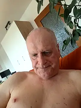 Milkasahne64 online show from April 17, 2026, 1:03 pm